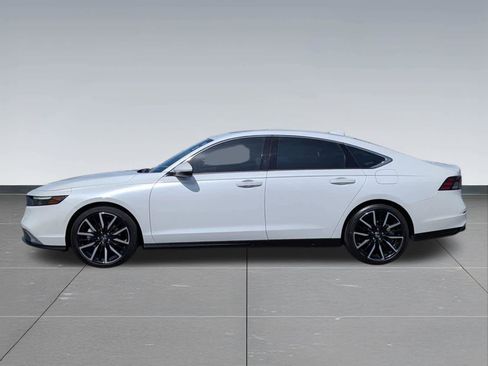 Used 2023 Honda Accord Touring image 2