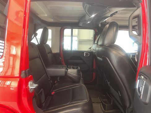 Used 2025 Jeep Wrangler Unlimited Sahara AWD/4WD image 24