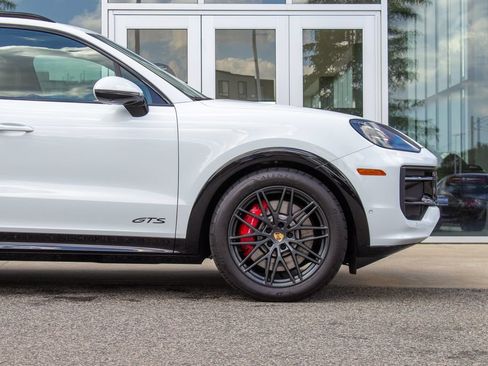 Used 2025 Porsche Cayenne GTS AWD/4WD image 5