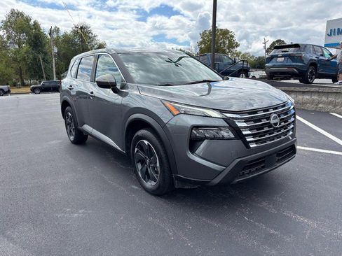 Used 2024 Nissan Rogue SV image 2