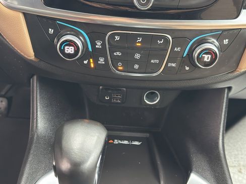 Used 2023 Chevrolet Traverse Premier image 12