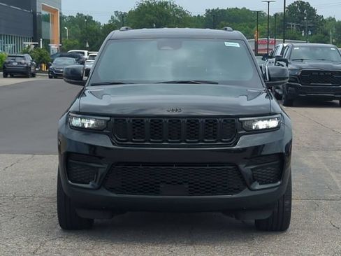 Used 2023 Jeep Grand Cherokee Altitude AWD/4WD image 8