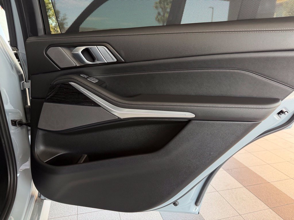 Used 2025 BMW X7 xDrive40i w/ M Sport Package AWD/4WD image 24
