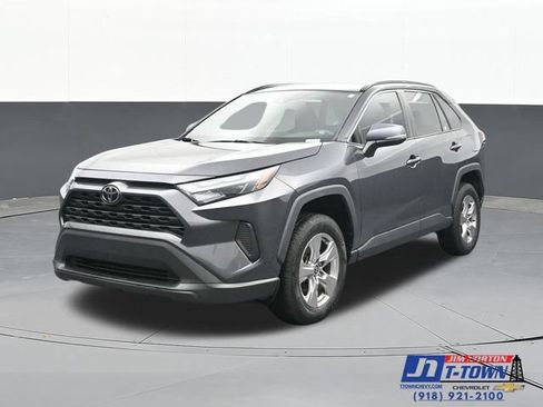Used 2022 Toyota RAV4 XLE AWD/4WD image 4