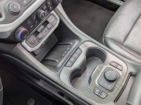 Used 2023 GMC Acadia SLT w/ Technology Package image 18