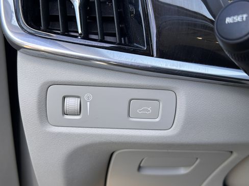 Used 2017 Volvo S90 T6 Momentum w/ Vision Package image 19