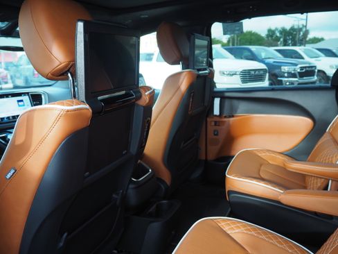 New 2026 Chrysler Pacifica Pinnacle image 16