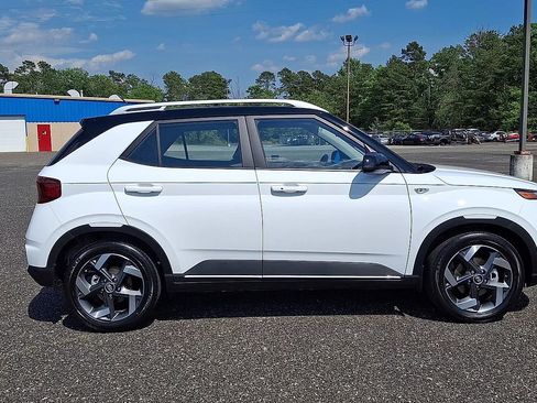 Certified 2025 Hyundai Venue Limited FWD image 9