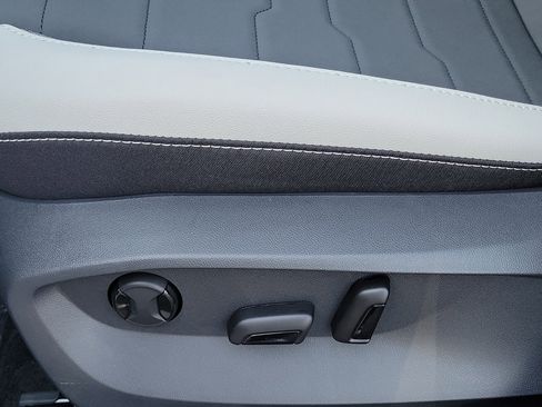 New 2026 Volkswagen Taos SE FWD image 18