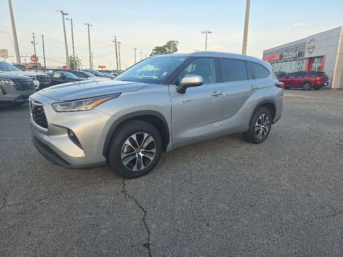 Used 2021 Toyota Highlander XLE FWD image 1