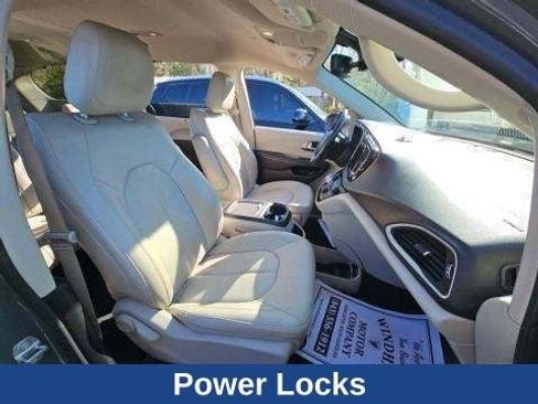 Used 2021 Chrysler Pacifica Touring-L image 21