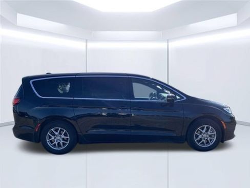 Used 2025 Chrysler Pacifica Select FWD image 5