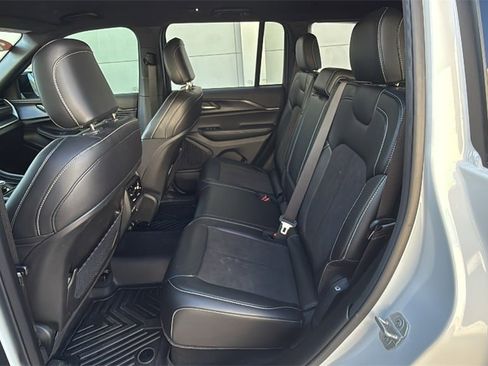 Used 2025 Jeep Grand Cherokee Altitude image 14