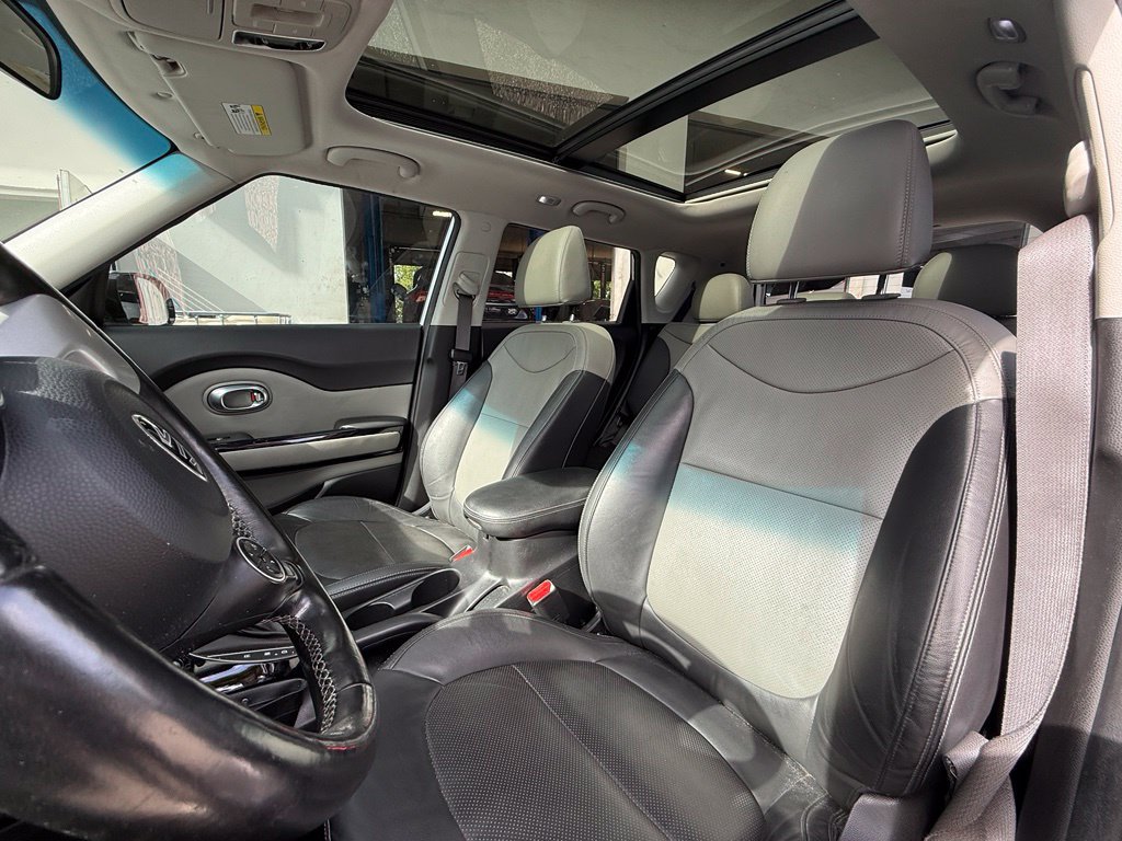 Used 2017 Kia Soul + w/ Primo Package FWD image 2