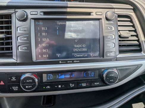 Used 2018 Toyota Highlander SE FWD image 23