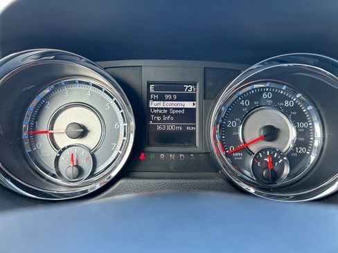 Used 2016 Chrysler Town & Country Touring FWD image 14