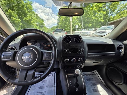 Used 2017 Jeep Patriot Latitude AWD/4WD image 13
