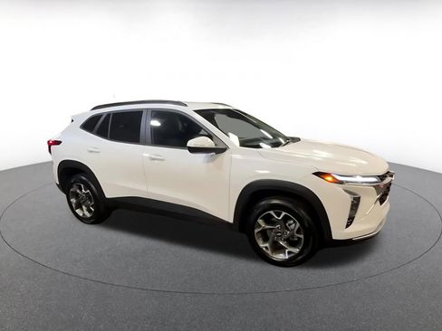 Used 2025 Chevrolet Trax LT w/ LT Convenience Package image 2