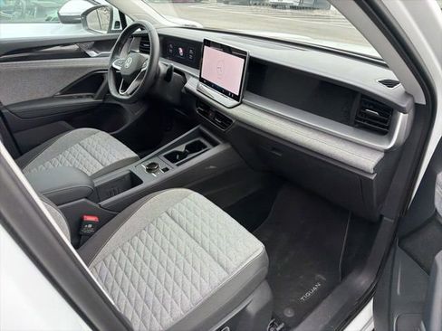 Used 2025 Volkswagen Tiguan S AWD/4WD image 9