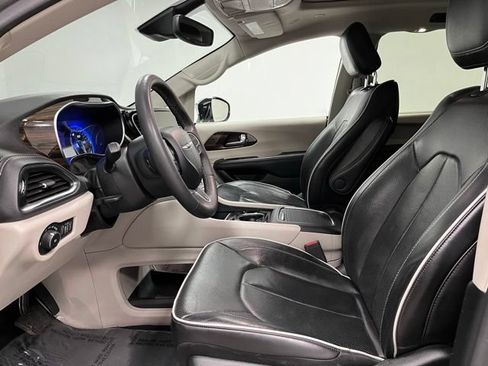 Used 2023 Chrysler Pacifica Limited FWD image 18
