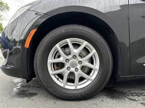 Used 2020 Chrysler Pacifica Touring-L image 11