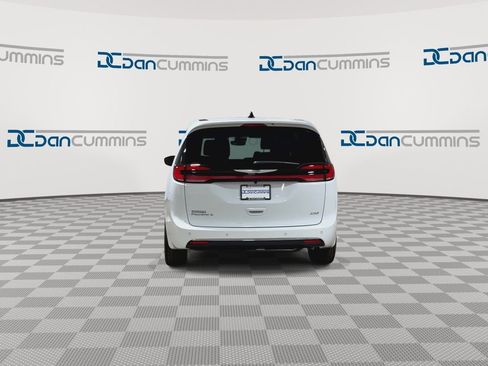 New 2026 Chrysler Pacifica Select AWD/4WD image 7