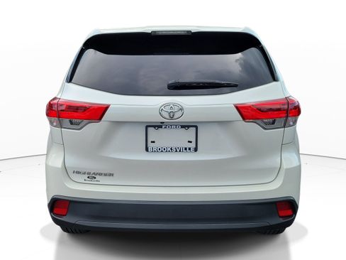 Used 2018 Toyota Highlander LE FWD image 5