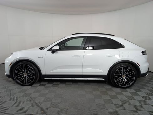 Used 2025 Porsche Macan 4 Electric image 2