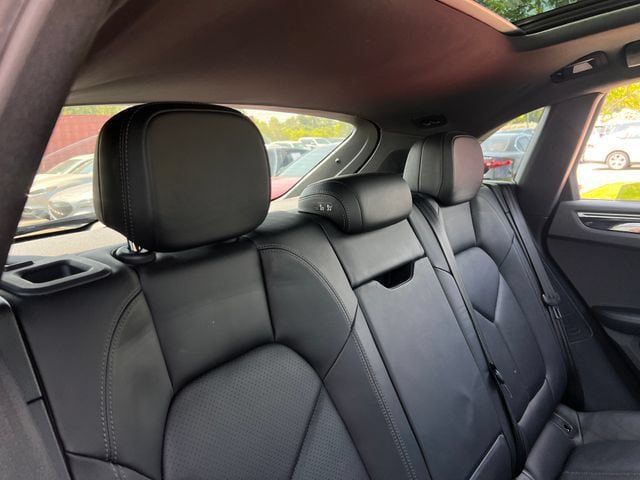 Used 2018 Porsche Macan w/ Premium Package Plus AWD/4WD image 31