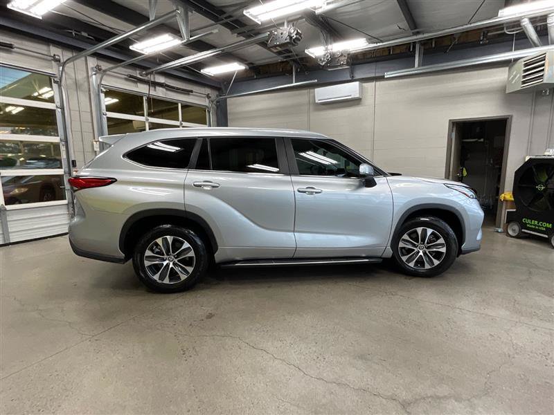 Used 2023 Toyota Highlander XLE FWD image 6