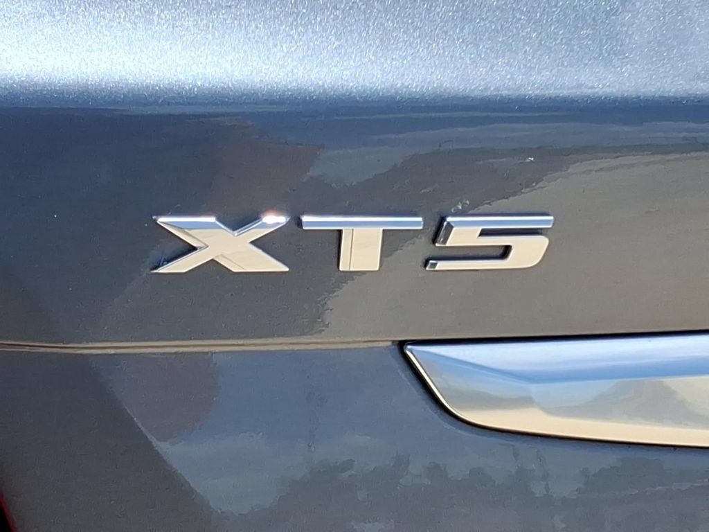 Used 2021 Cadillac XT5 Premium Luxury w/ LPO, Floor Liner Package FWD image 10