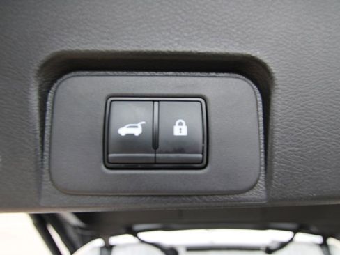 Used 2024 Nissan Rogue SV image 33