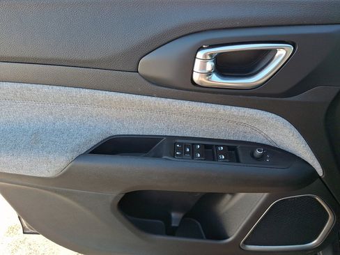 Used 2022 Jeep Compass Latitude image 23