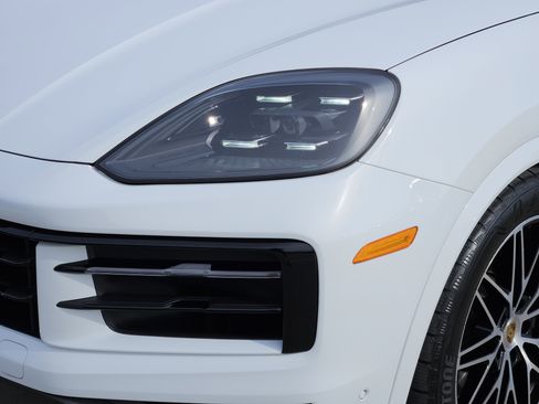 Certified 2024 Porsche Cayenne Coupe image 12