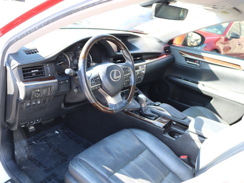 Used 2016 Lexus ES 350 w/ Luxury Package w/Wood Trim image 16