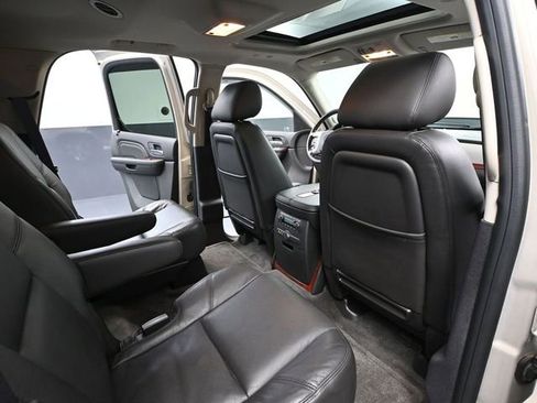 Used 2011 Cadillac Escalade Luxury image 46