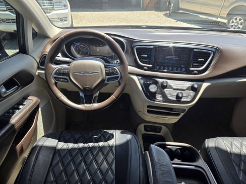 Used 2017 Chrysler Pacifica Touring-L w/ Tire & Wheel Group FWD image 10