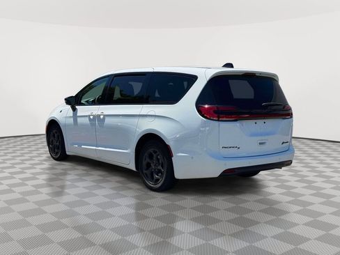 Used 2024 Chrysler Pacifica Limited FWD image 5