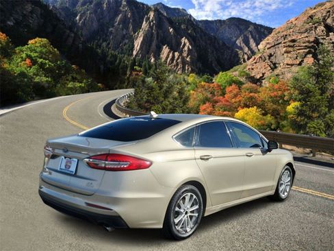 Used 2019 Ford Fusion SE image 3