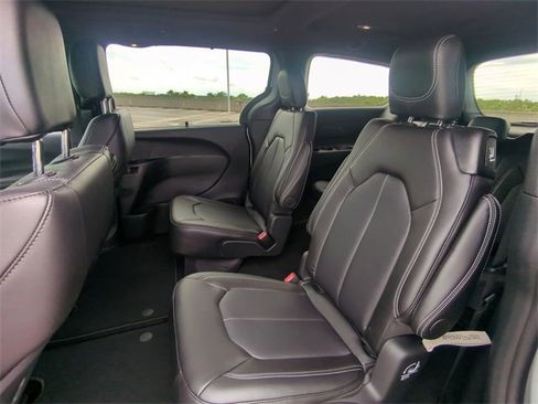 New 2026 Chrysler Pacifica Select image 17