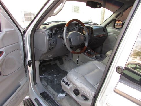 Used 2000 Lincoln Navigator Base 4dr 4WD SUV image 11