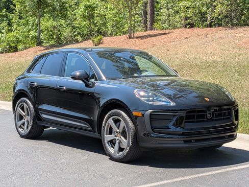 Certified 2025 Porsche Macan AWD/4WD image 32