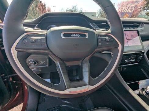 Certified 2025 Jeep Grand Cherokee Limited w/ Black Appearance Package image 21