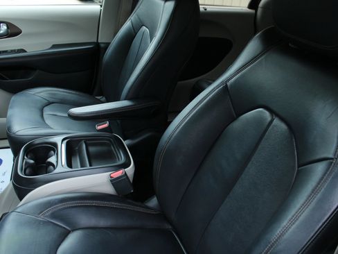 Used 2017 Chrysler Pacifica Touring-L FWD image 15