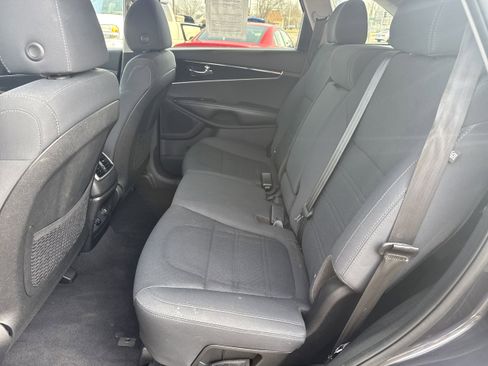 Used 2019 Kia Sorento LX image 4
