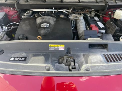 Used 2022 Toyota Highlander XLE AWD/4WD image 23
