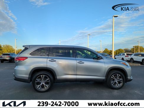 Used 2019 Toyota Highlander LE image 4