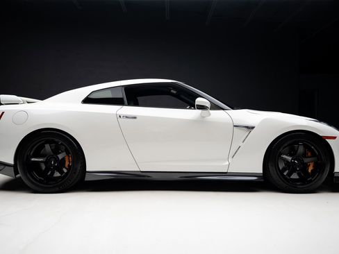 Used 2019 Nissan GT-R Premium AWD/4WD image 38
