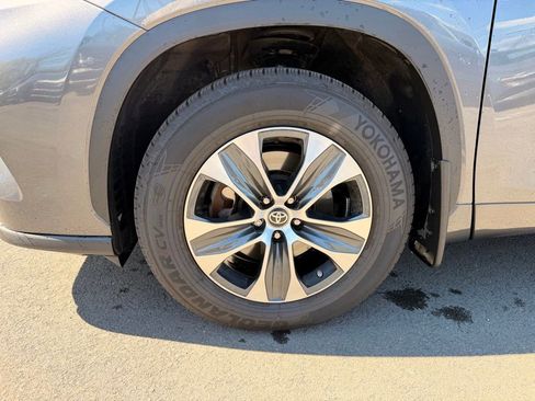 Used 2024 Toyota Highlander XLE AWD/4WD image 10