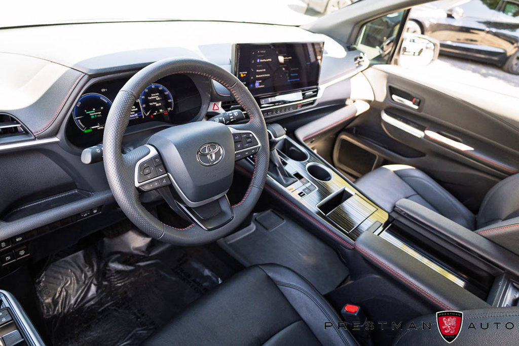 Used 2025 Toyota Sienna XSE FWD image 23